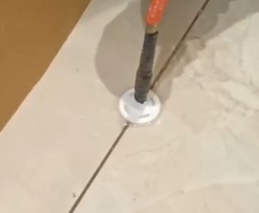 莱山瓷砖空鼓维修公司专业解答瓷砖在铺贴过程中，如果没有涂抹均匀到位的粘结材料（如水泥砂浆或瓷砖胶），可能会导致以下问题