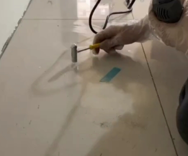 莱山瓷砖开裂维修公司专业分享瓷砖在铺贴前如果没有沥干水分，将会导致以下问题